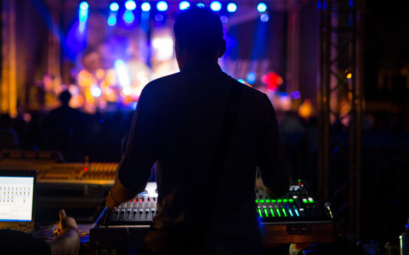 concert_audio_visual Sound system in large concert venue